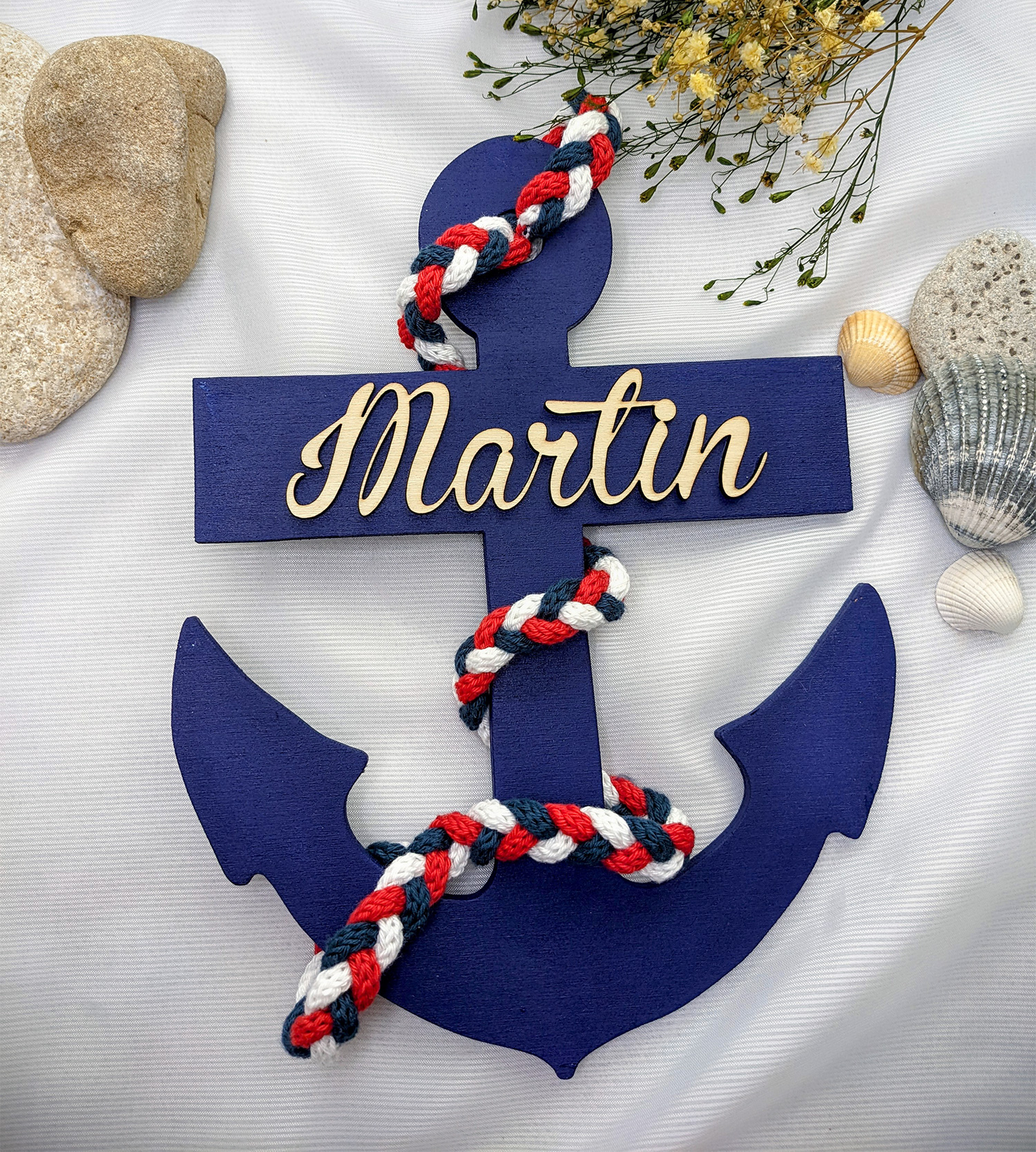 Prénom en bois sur une ancre marine