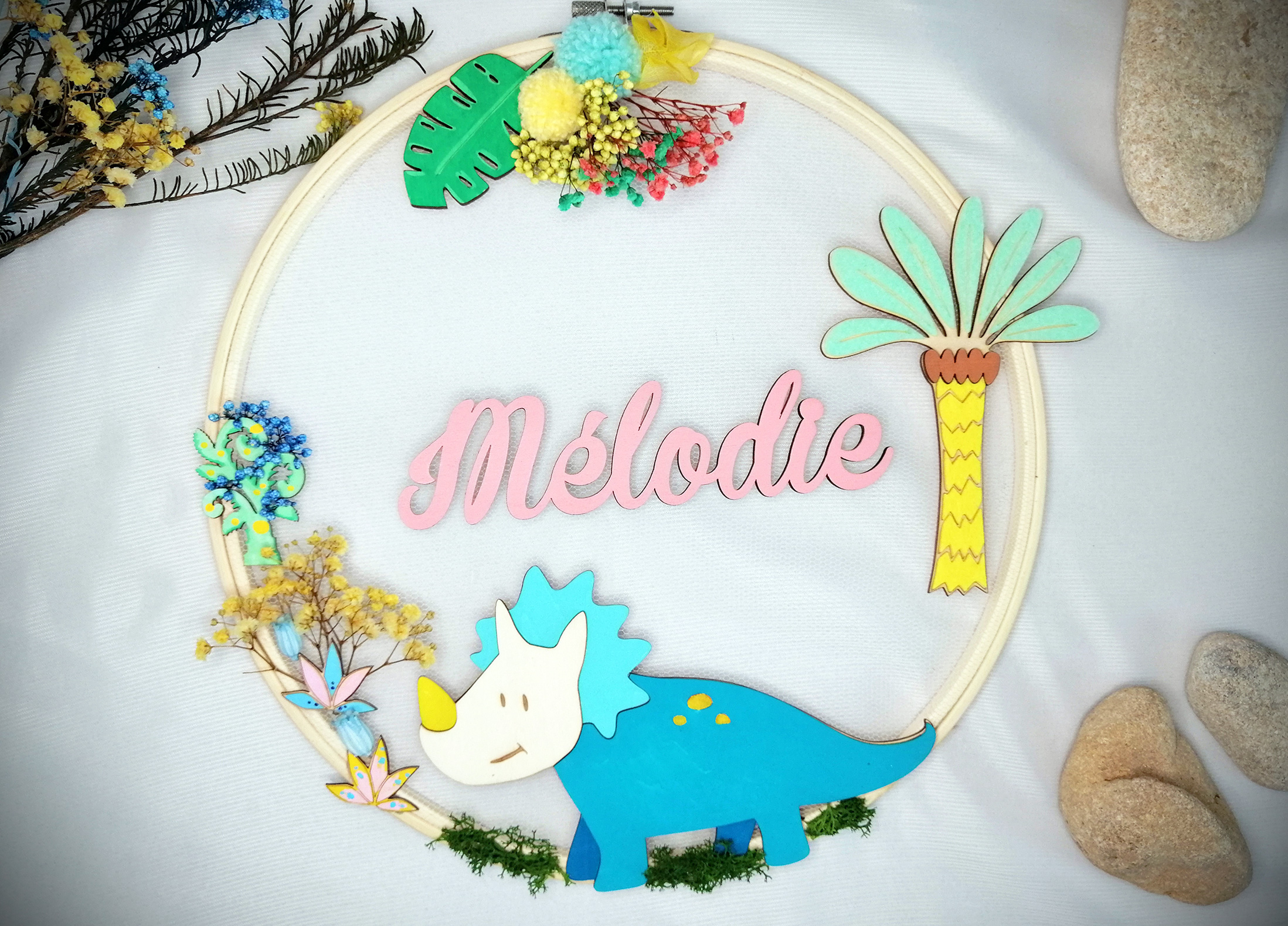 Prénom en bois sur couronne dinosaure