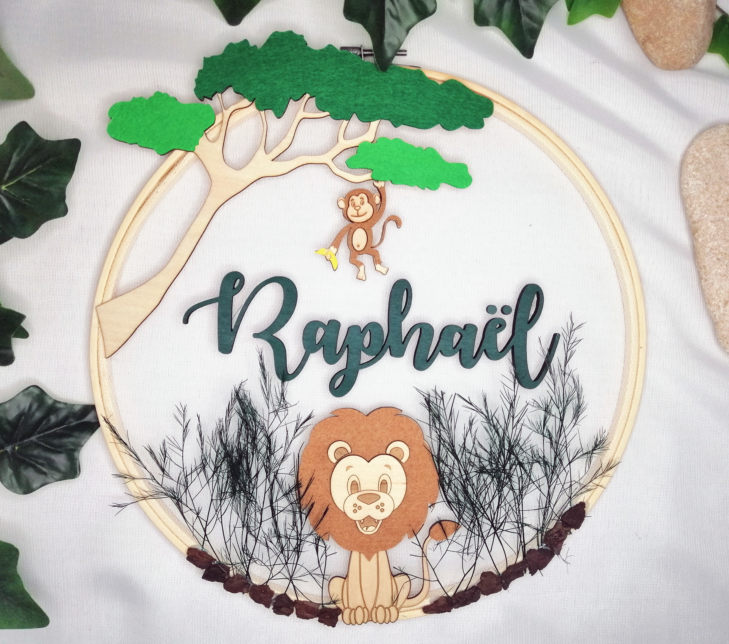 Prénom en bois sur couronne savane