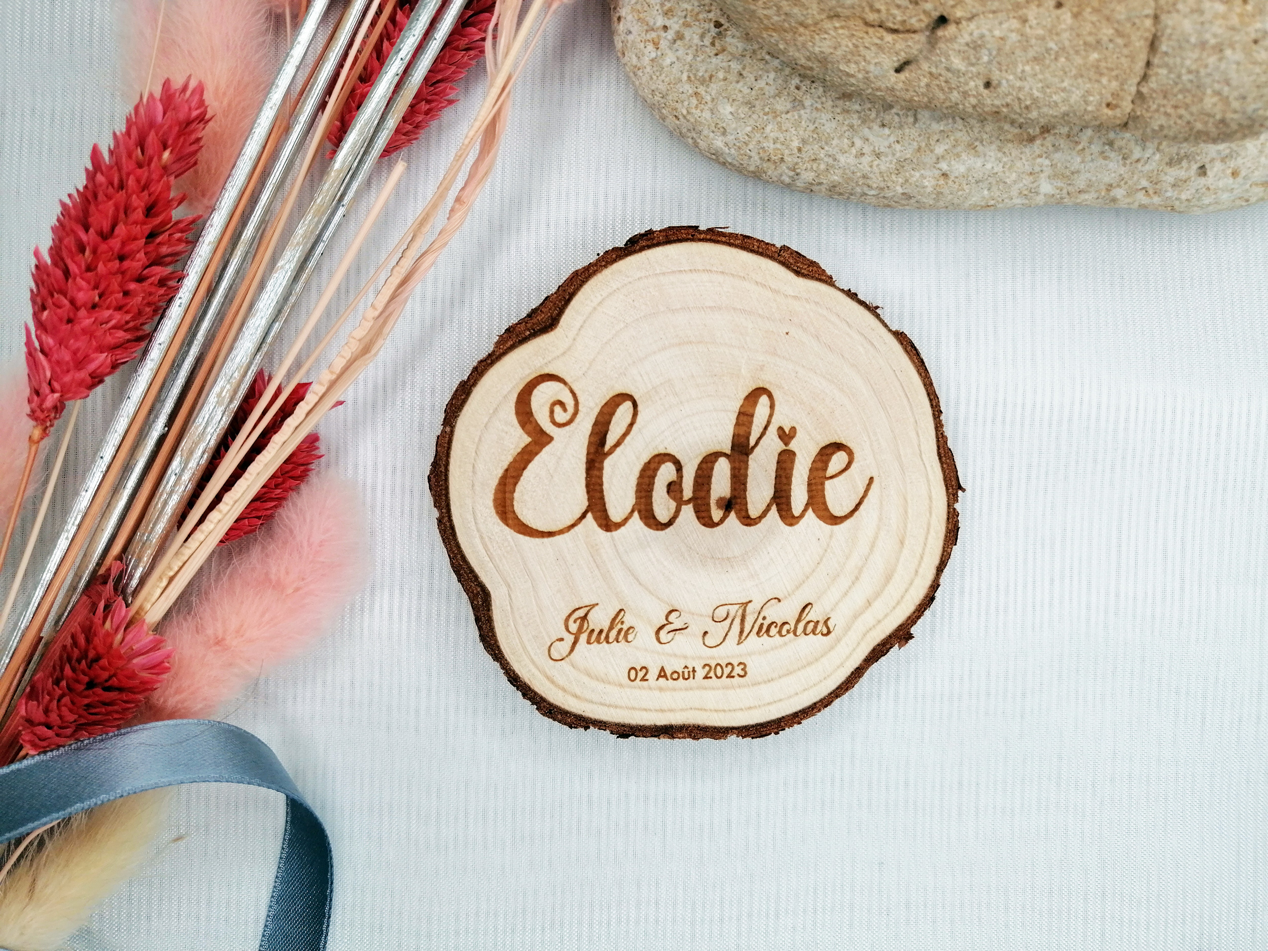Marque place rondin de bois gravé à personnaliser pour mariage, baptême, ...
