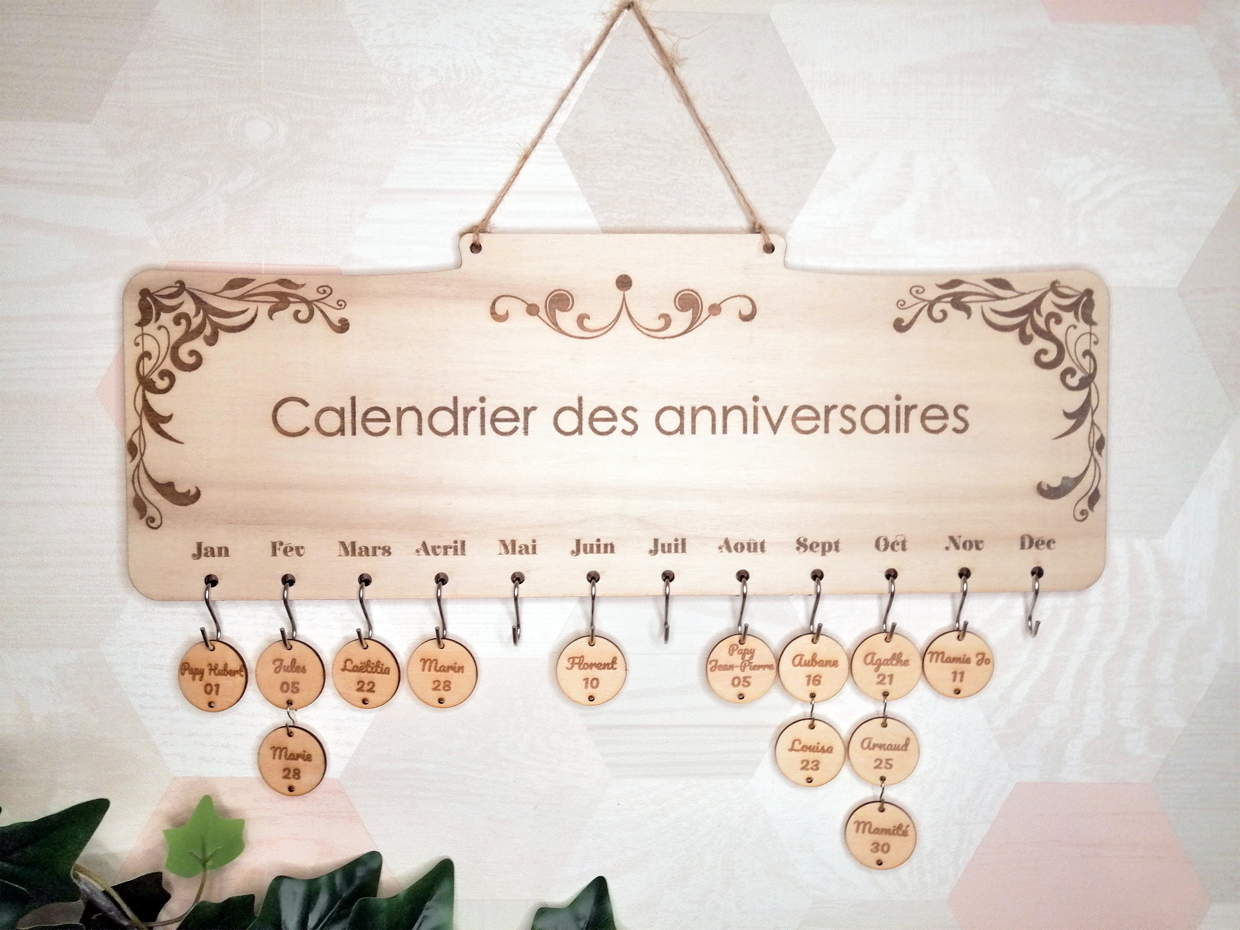 Calendrier perpétuel des anniversaires en bois Arabesque