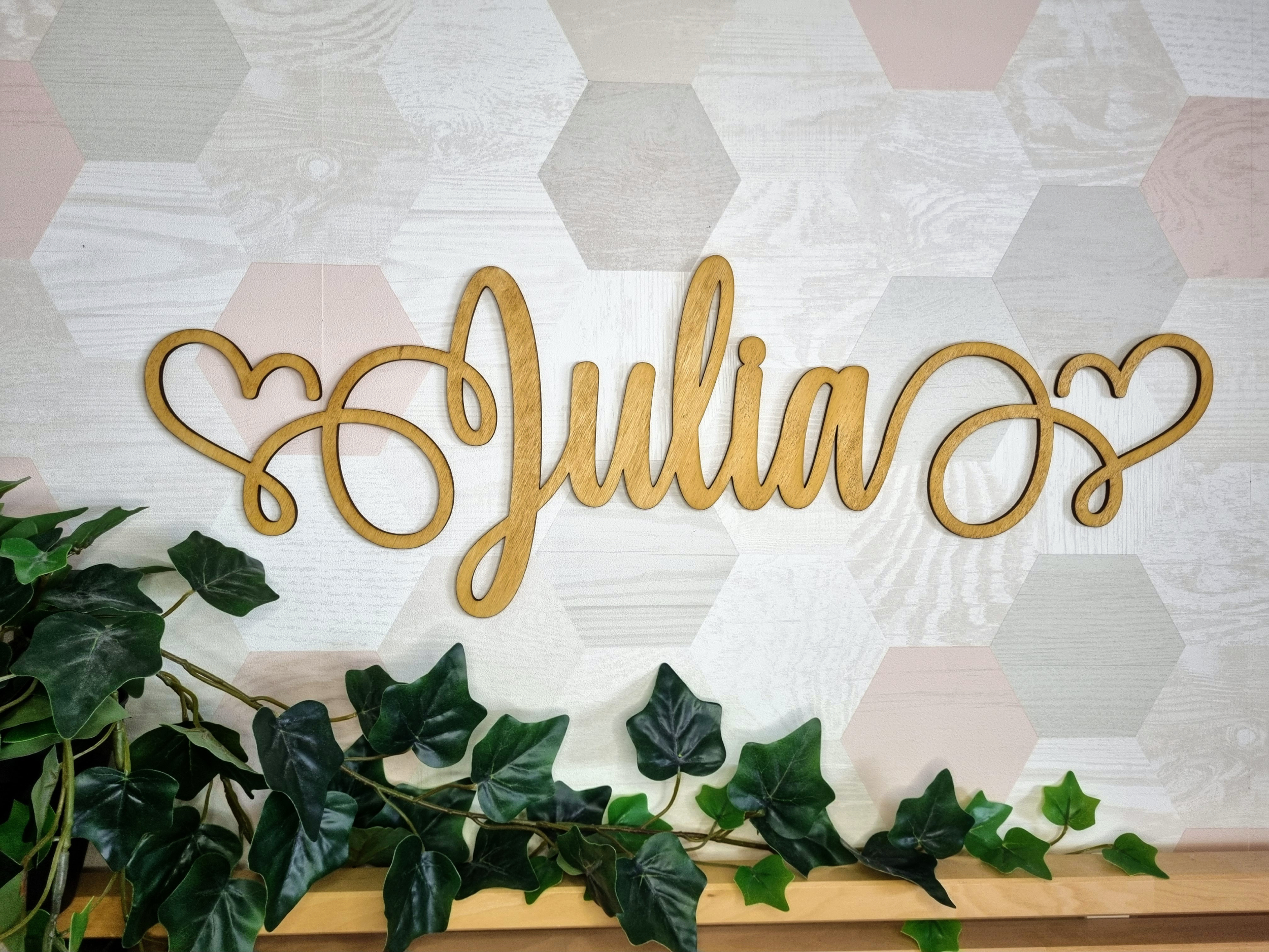 Prénom en bois avec motifs coeurs