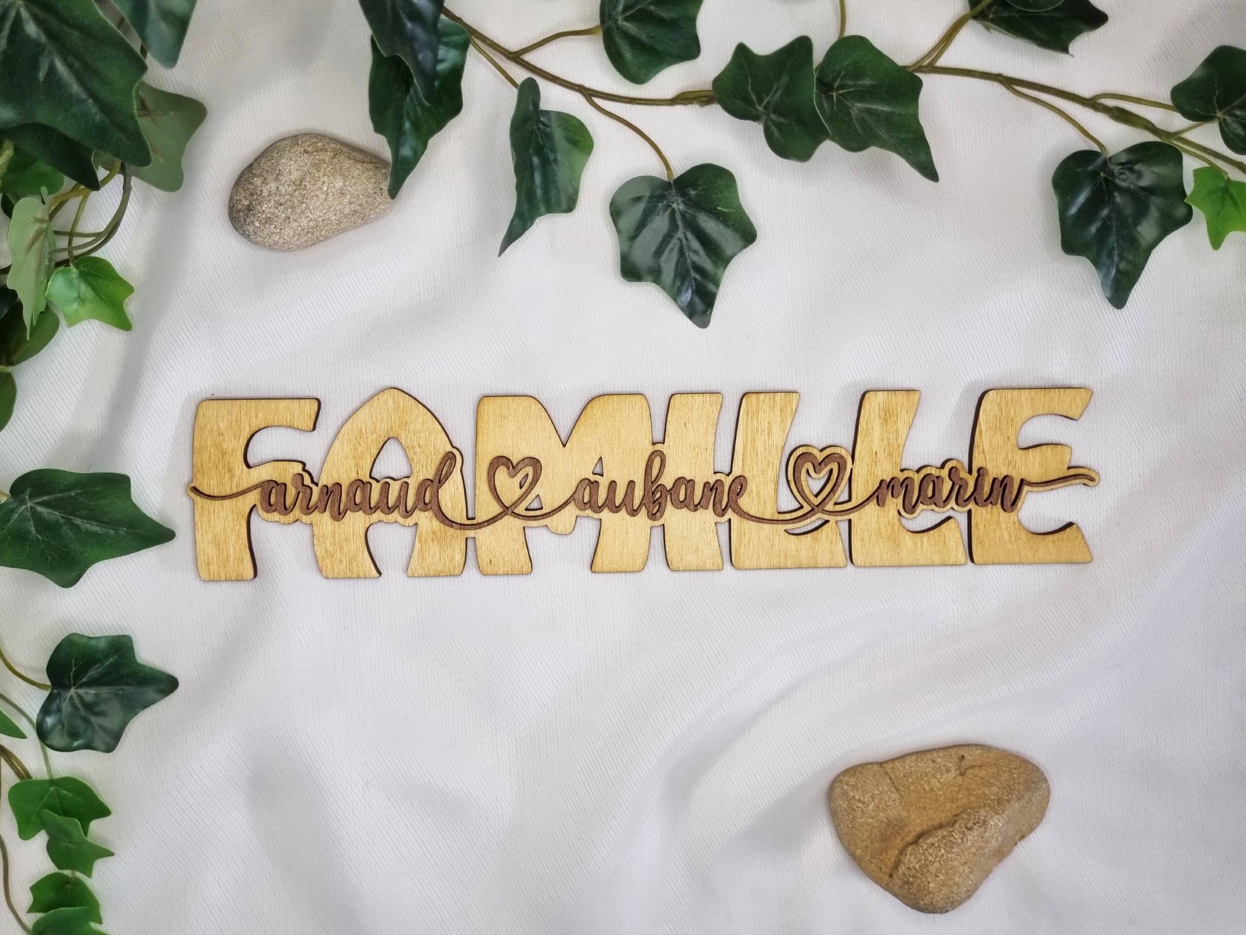 Nom de famille avec prénoms en bois personnalisable